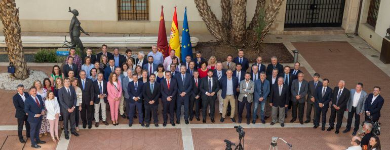 La foto en la que aparecen todos los integrantes que han sumado en la firma del Pacto regional del Agua, suscrito este lunes en San Esteban.