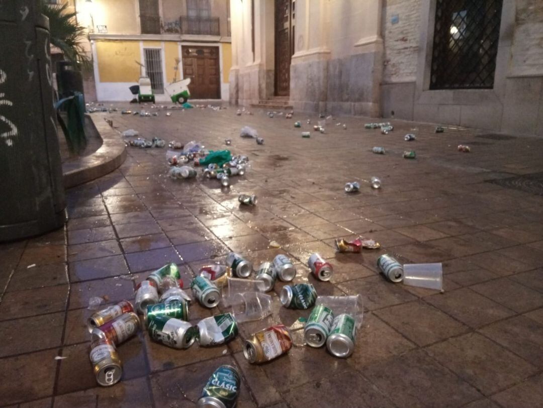 Restos de un botellón en València