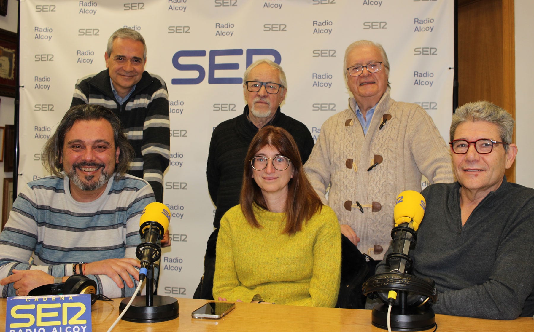 Joel García, Mariola Reig, Ferran Mengual, Kiko Borrell y Pedro Guillem, junto a Paco Aznar, en el estudio central de Radio Alcoy