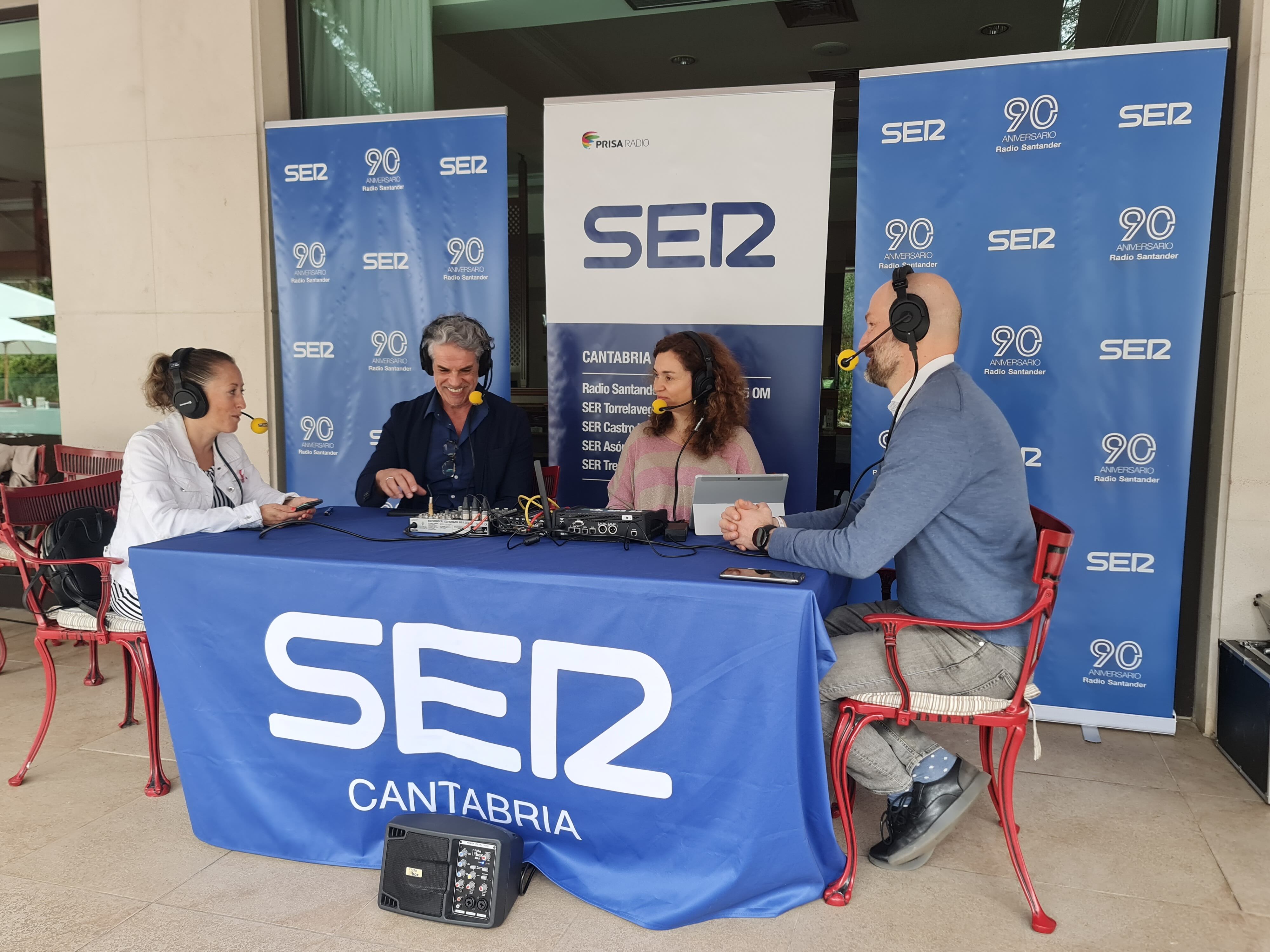 Verónica Mantecón, Iñaki Bedia y Oscar Villegas junto a María Gutiérrez.