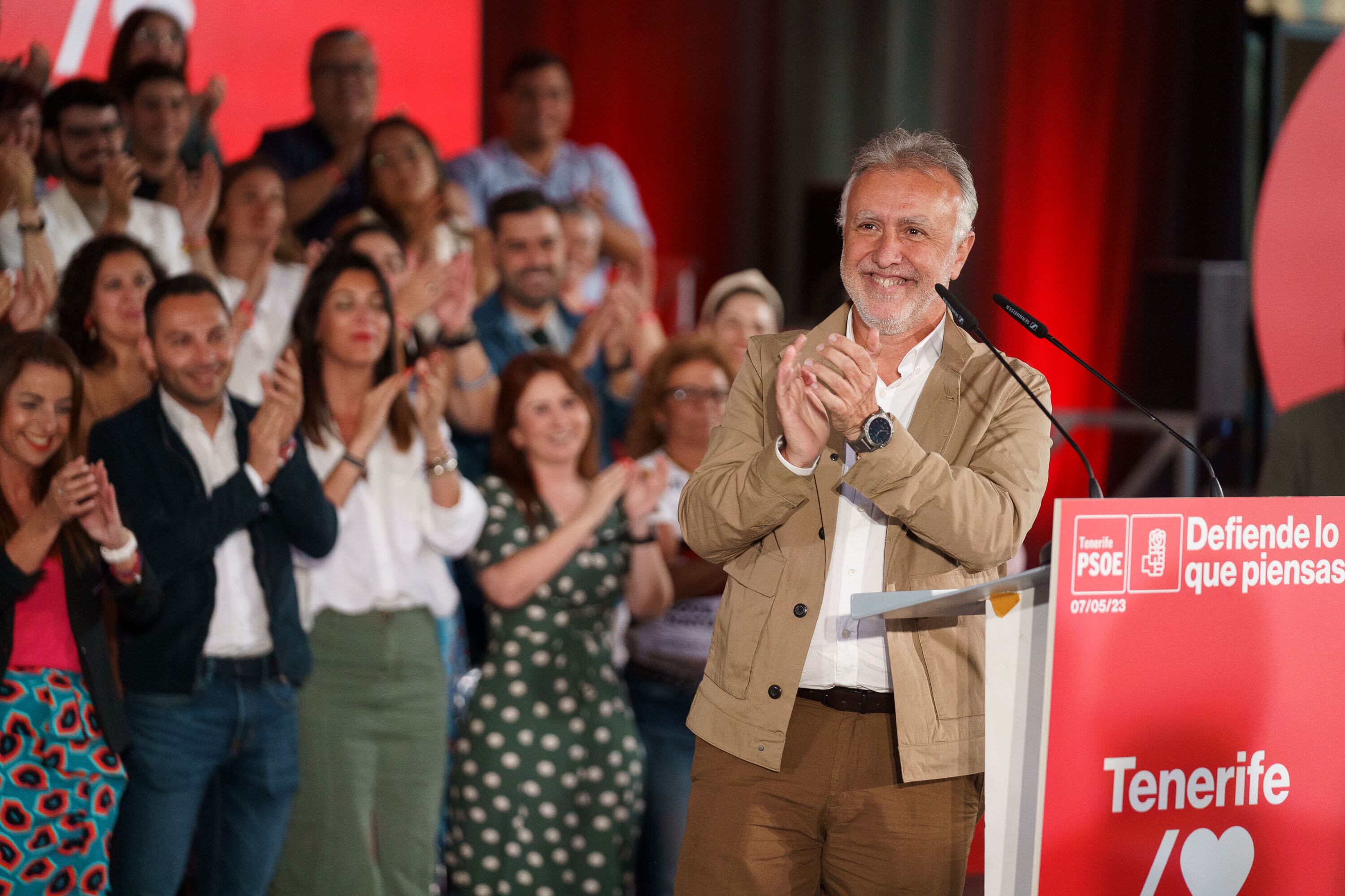 SANTA CRUZ DE TENERIFE, 07/05/2023.- El candidato a la reelección a la presidencia de Canarias, Ángel Víctor Torres, durante el mitin que ofreció este domingo en Santa Cruz de Tenerife con motivo de las próximas elecciones del 28M, y en el que también participó el presidente del Gobierno de España, Pedro Sánchez. EFE/Ramón de la Rocha