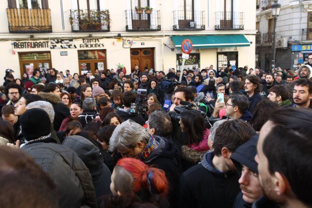 Activistas de la plataforma &#039;Stop Desahucios&#039; se manifiestan en la calle Argumosa de Madrid ante la previsión de varios desahucios.