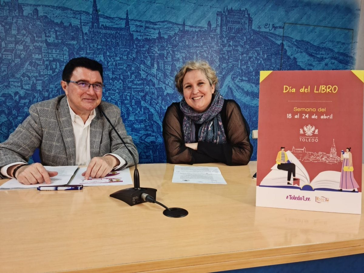 Teo García, concejal de cultura junto a Elvira Rivero secretaria de la asociación de libreros de Toledo