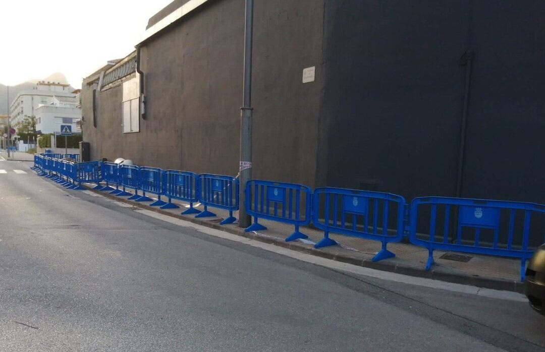 El edificio del supermercado cercado, para el inicio de las obras.