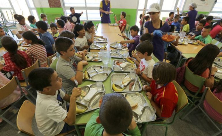 Niños comiendo.