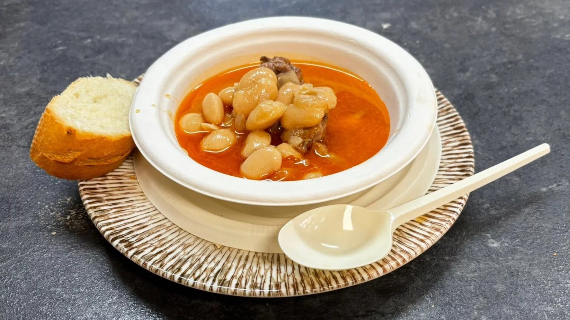 El plato de judiones de La Granja de la ruta