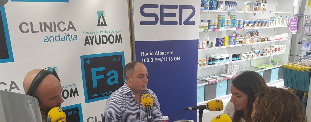 Uno de los momentos del programa especial Hoy por Hoy Albacete desde la Farmacia Albacete 24 horas