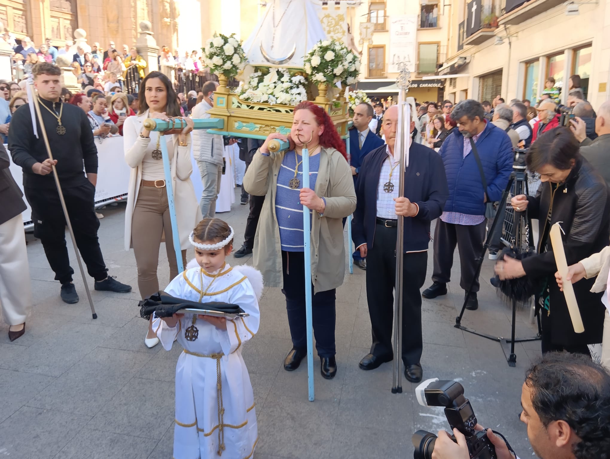 Momentos antes de la procesión con Lía delante de la imagen de la Virgen de las Candelas