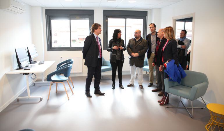 El alcalde de Fuenlabrada ha visitado el nuevo centro de la Fundación Manantial en la ciudad.