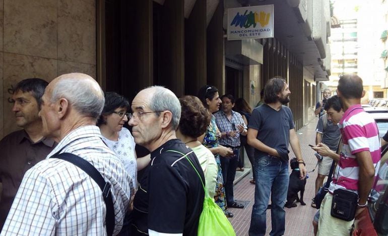 Manifestantes frente a la Mancomunidad del Este