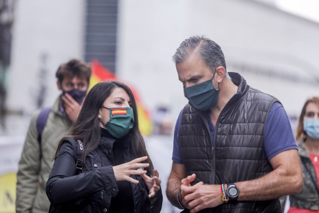 El secretario general de Vox, Javier Ortega Smith, mantiene una conversación con la portavoz y secretaria del Grupo Parlamentario de Vox en el Congreso de los Diputados, Macarena Olona