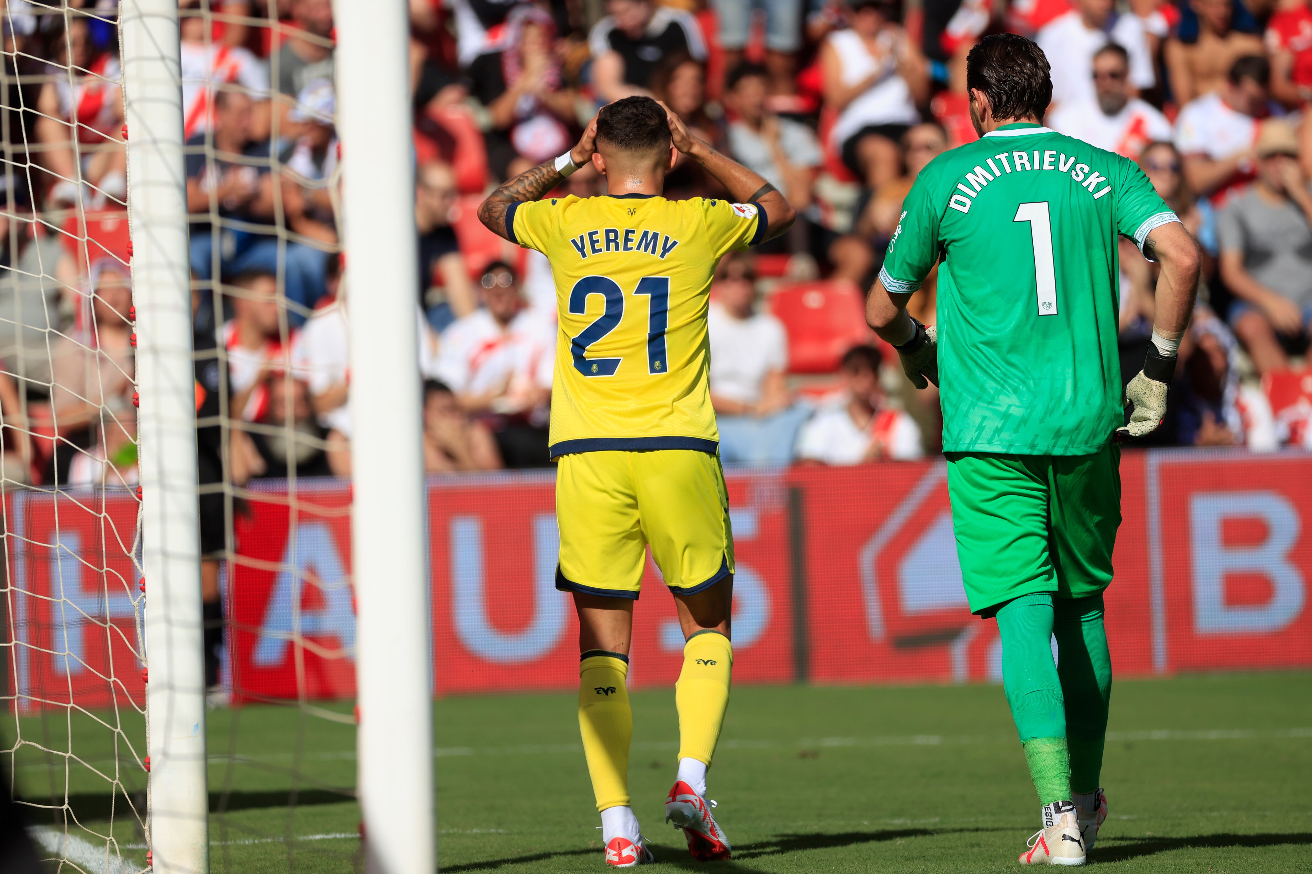 MADRID (ESPAÑA), 24/09/2023.- El delantero del Villarreal Yeremi Pino reacciona durante el partido correspondiente a la jornada 6 de LaLiga que ambos clubes disputan este domingo en el Campo de Fútbol de Vallecas. EFE/ Zipi Aragon
