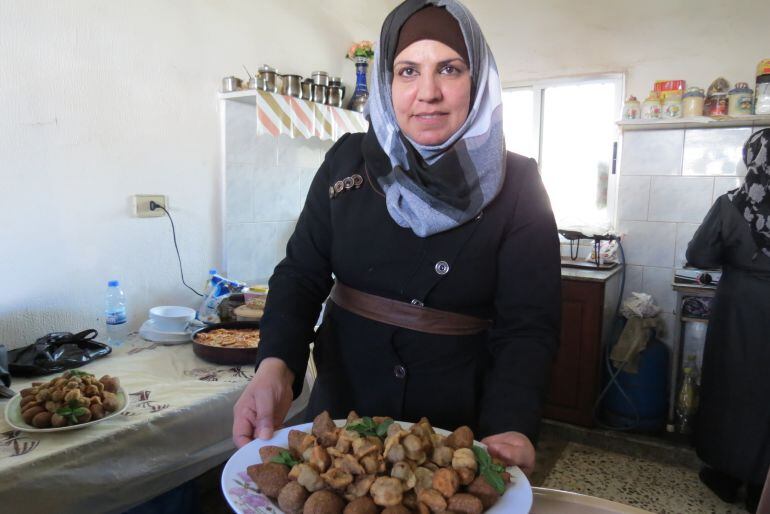 Nahla muestra la comida que ha preparado para sus invitados