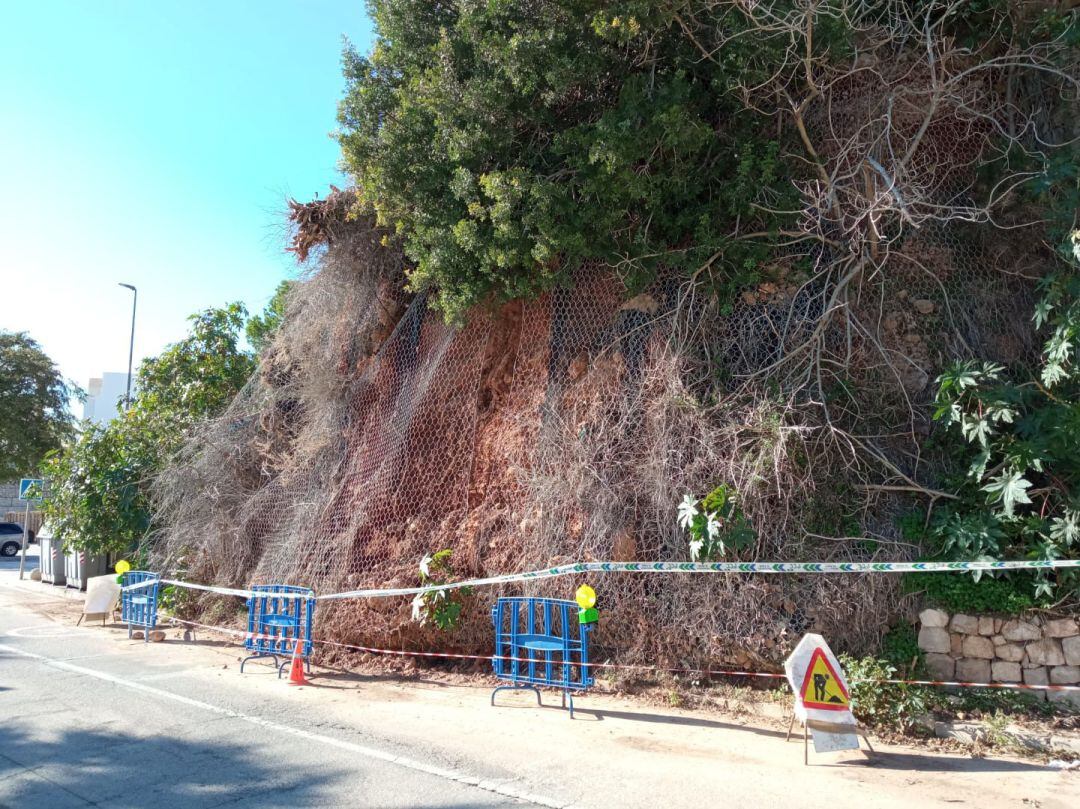 Momento en el que se desprendió el talud del puerto de Xàbia.