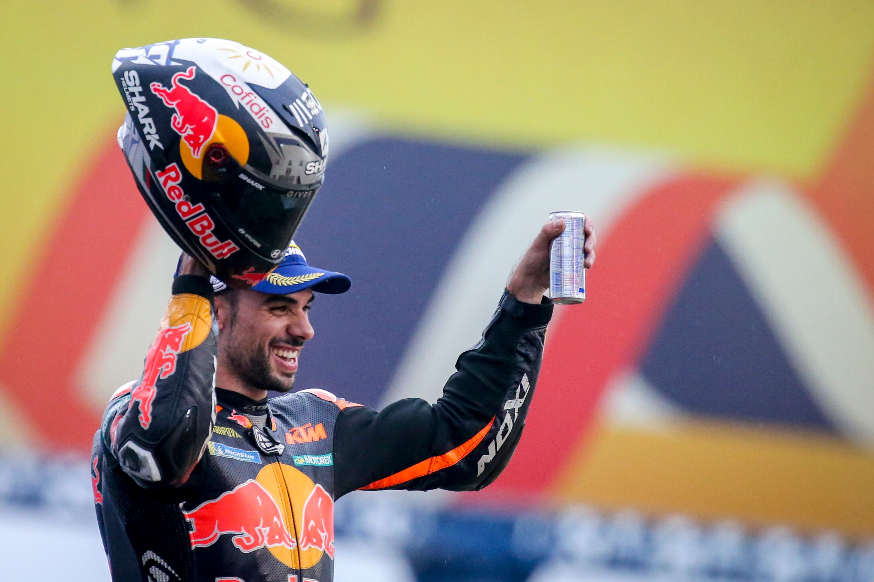 Buriram (Thailand), 02/10/2022.- Miguel Oliveira celebra el triunfo en Tailandia EFE/EPA/DIEGO AZUBEL