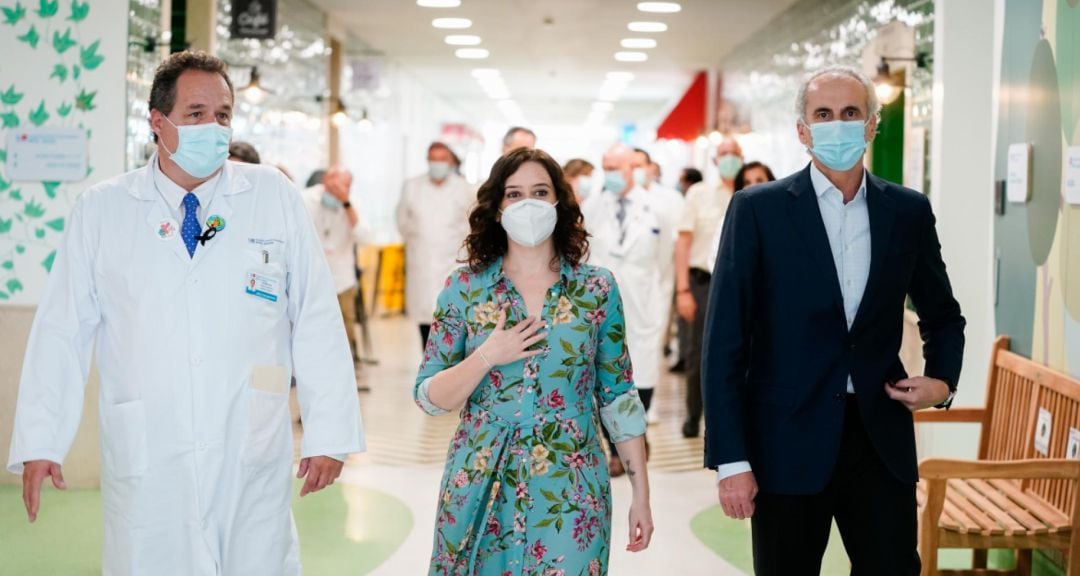 La presidenta madrileña, Isabel Díaz Ayuso recorriendo el hospital Niño Jesús, acompañada por su gerente y por el consejero de Sanidad