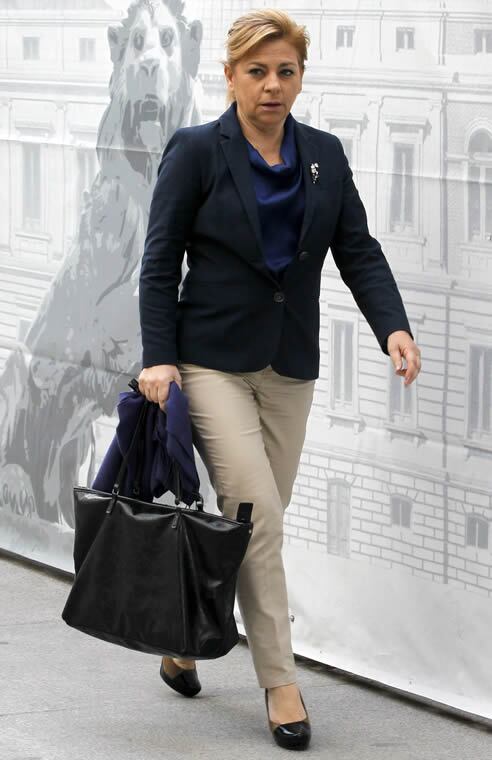 La vicesecretaria general del PSOE, Elena Valenciano, a su llegada hoy al Congreso de los Diputados