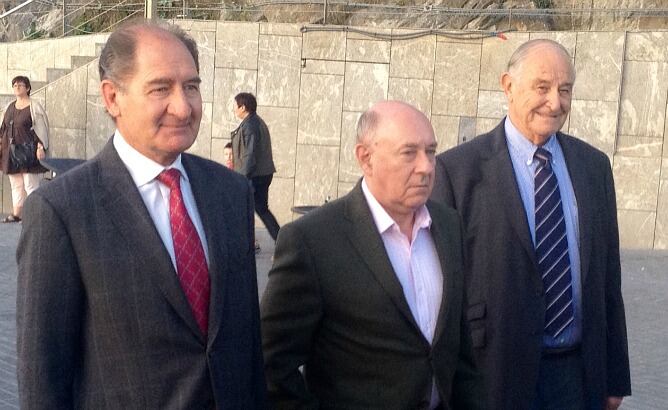 Brian Currin a la izquierda, acompañado por los integrantes del GIC Alberto Spektorowski y Raymond Kendall