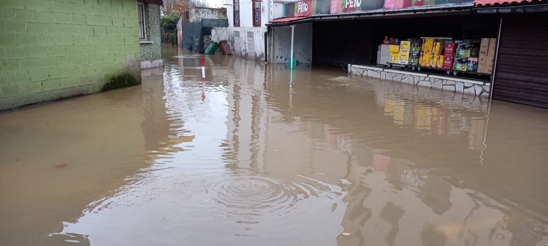 Zona de Behobia inundada por la crecida del río Bidasoa