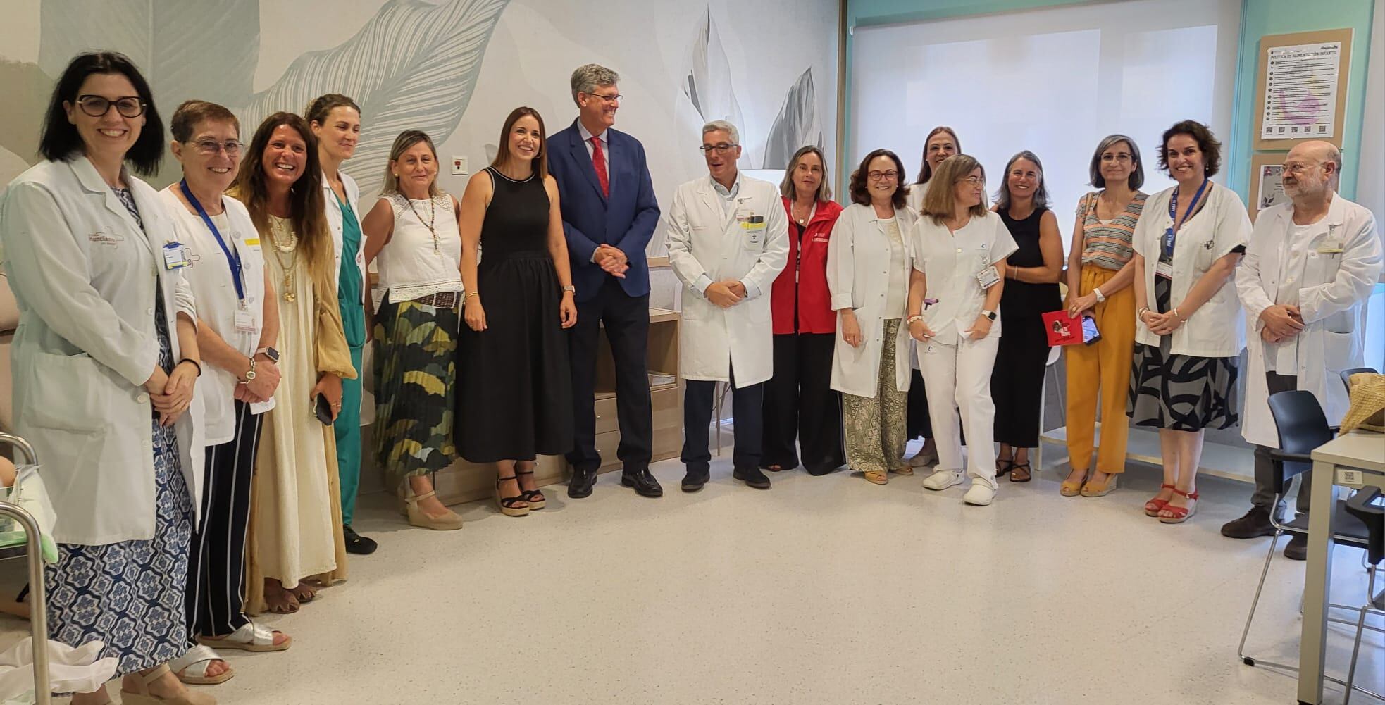 La directora gerente del Servicio Murciano de Salud, Isabel Ayala, visitó las nuevas salas de lactancia del hospital Santa Lucía acompañada del gerente del área de salud y profesionales.