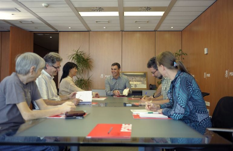 Pedro Sánchez, durante una reunión con varias ONG. 