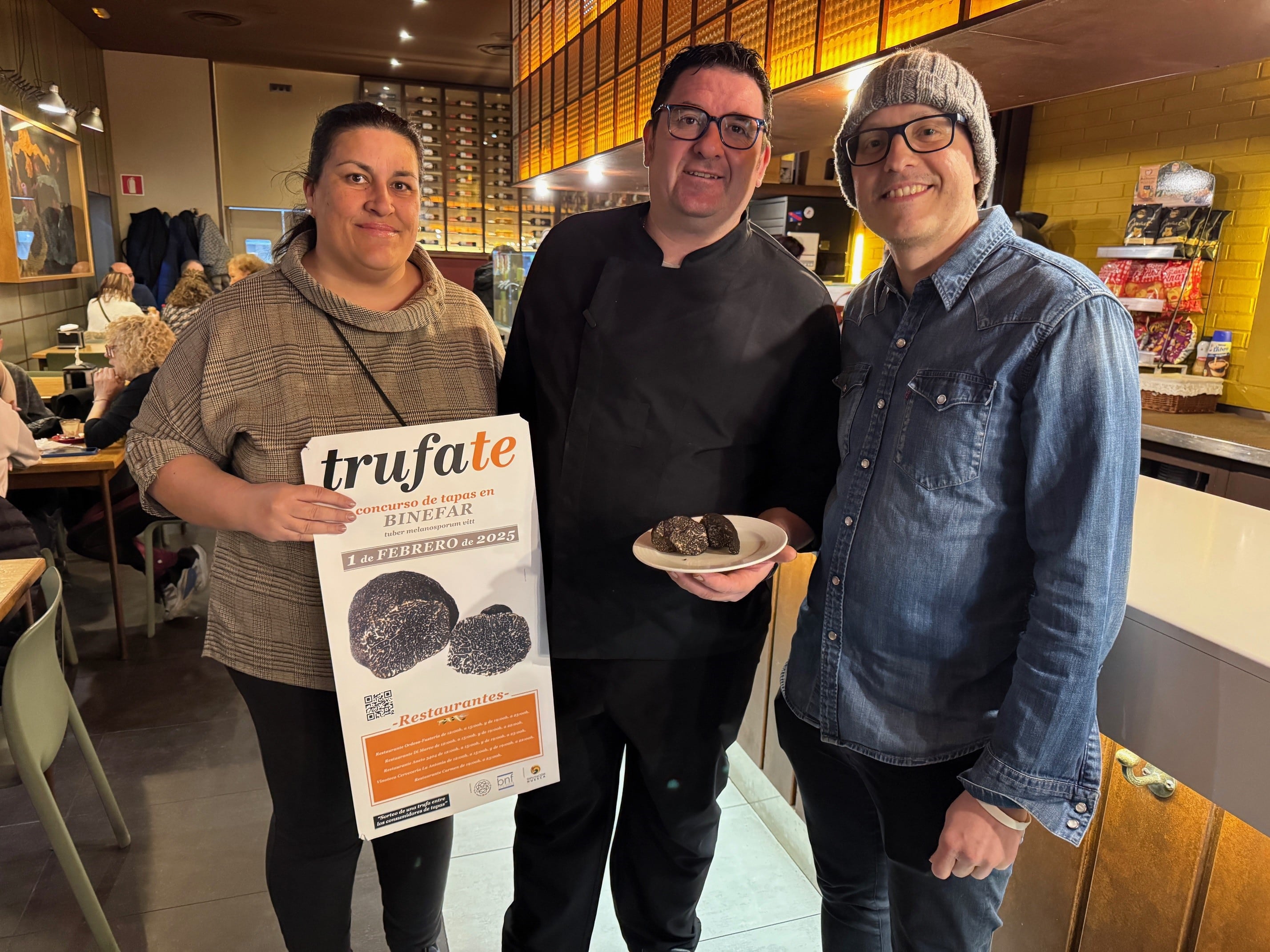 Montse Travé y Javier Bardají del restaurante Di Marco con el concejal Miguel Ángel Pascual