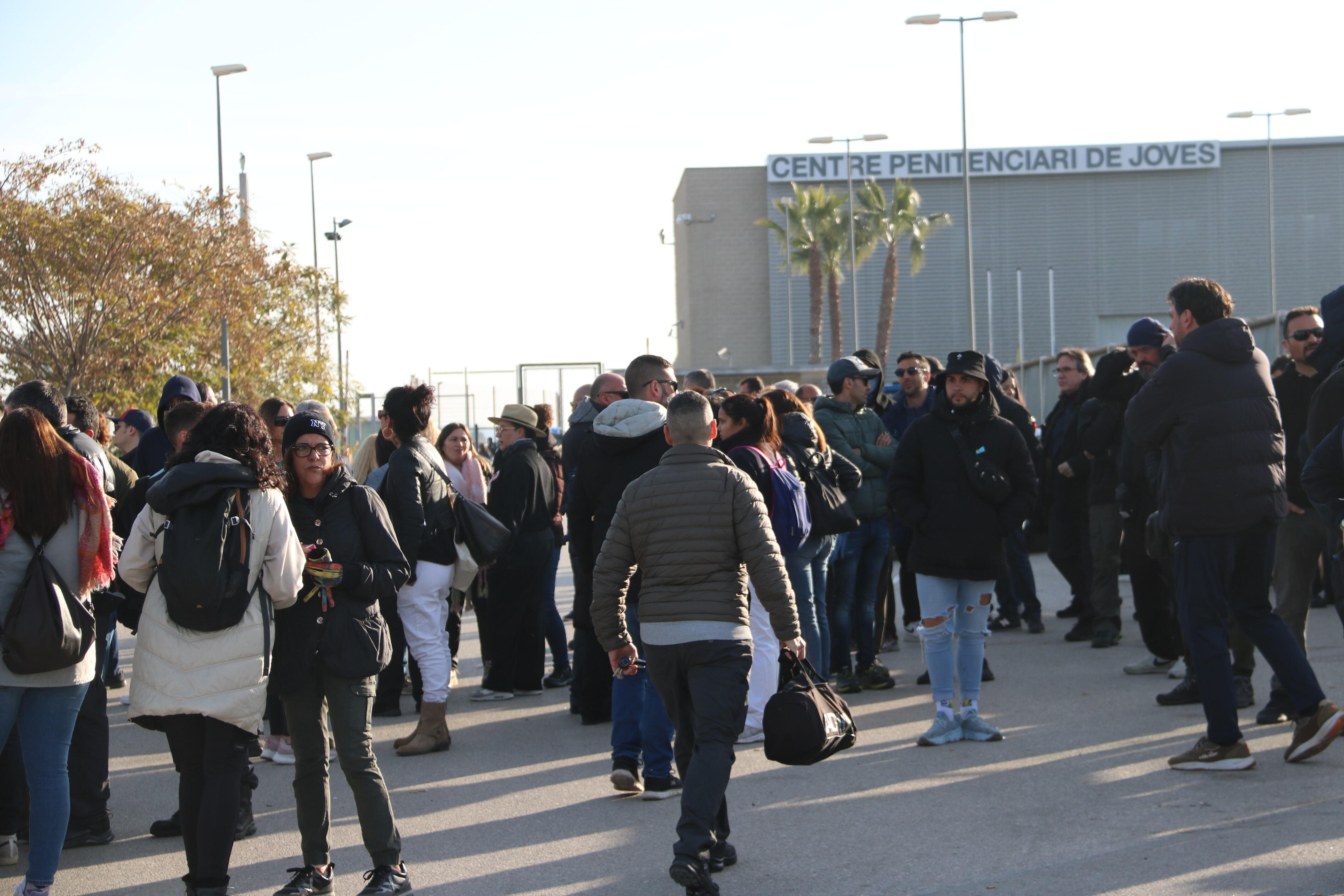 Funcionaris de presons tallen l'accés a Quatre Camins. Foto: Maria Belmez