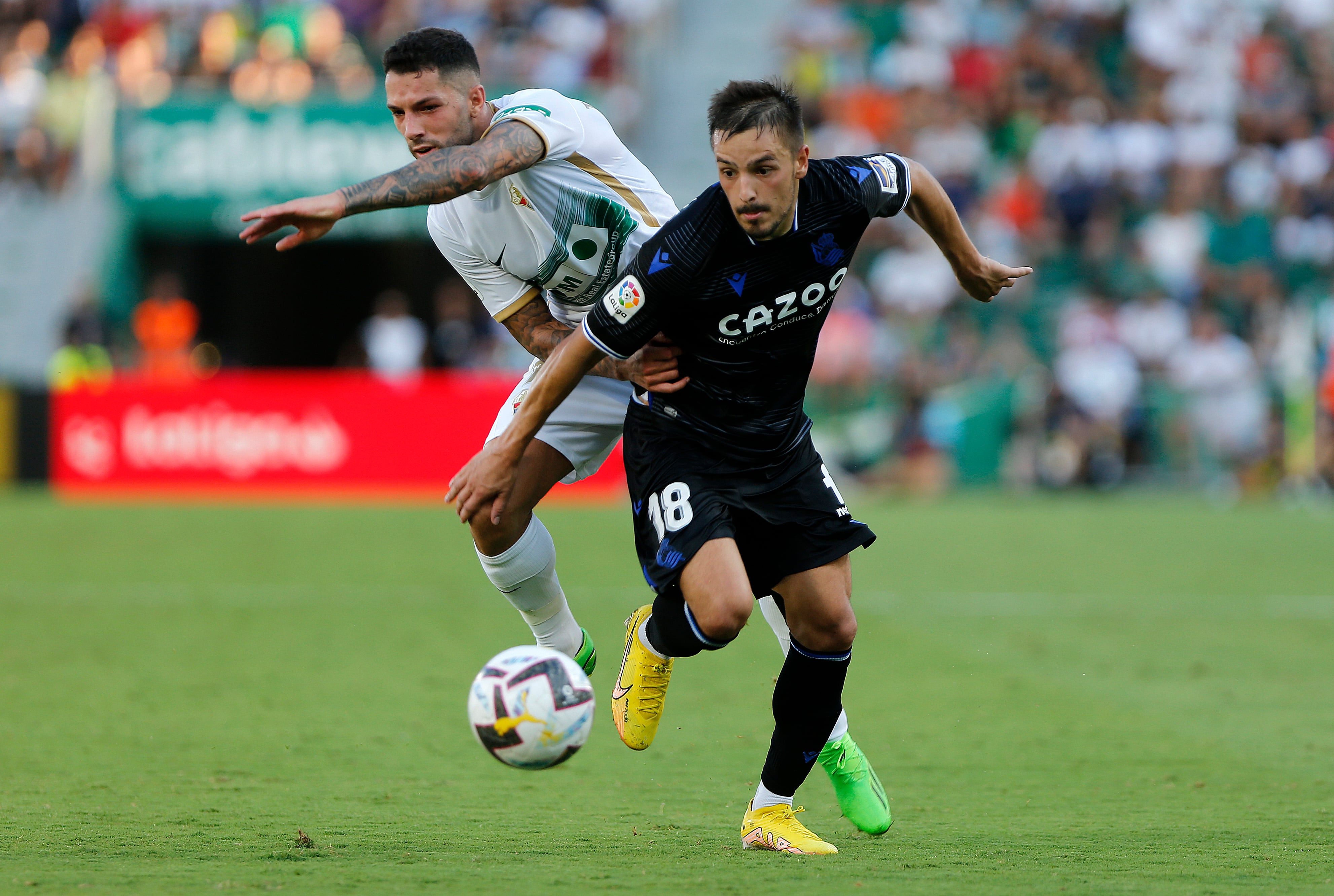 ELCHE, 27/08/2022.- El centrocampista del Elche Tete Morente (i) lucha con Andoni Gorosabel, de la Real Sociedad, durante el partido de la jornada 3 de LaLiga Santander, este sábado en el estadio Martínez Valero, Elche. EFE/Manuel Lorenzo
