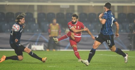 Mohamed Salah, del Liverpool marcando el tercer gol de los cinco finales ante el Atalanta en Champions.