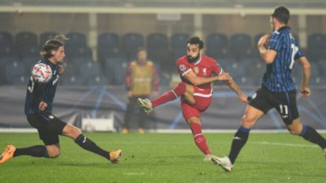 Mohamed Salah, del Liverpool marcando el tercer gol de los cinco finales ante el Atalanta en Champions.