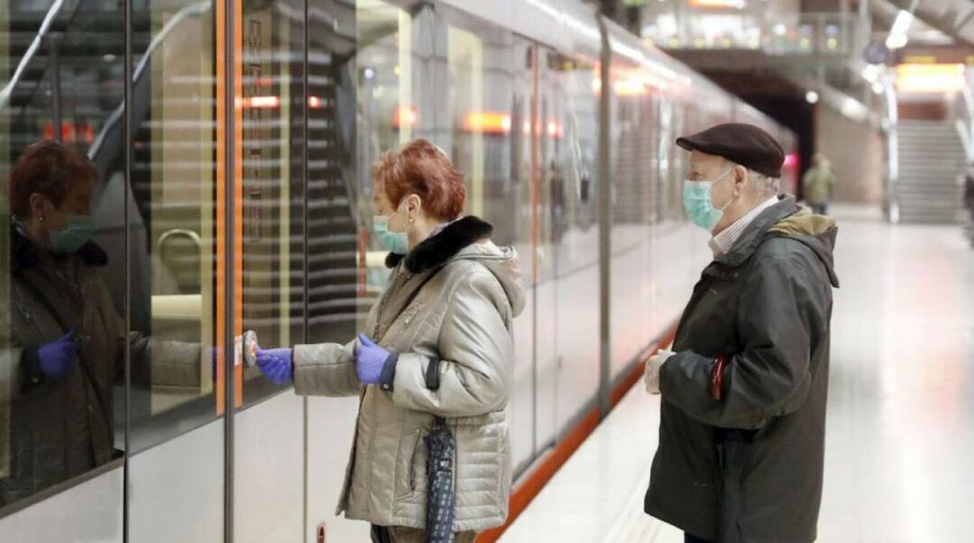 Dos personas accediendo al metro, en una imagen de archivo