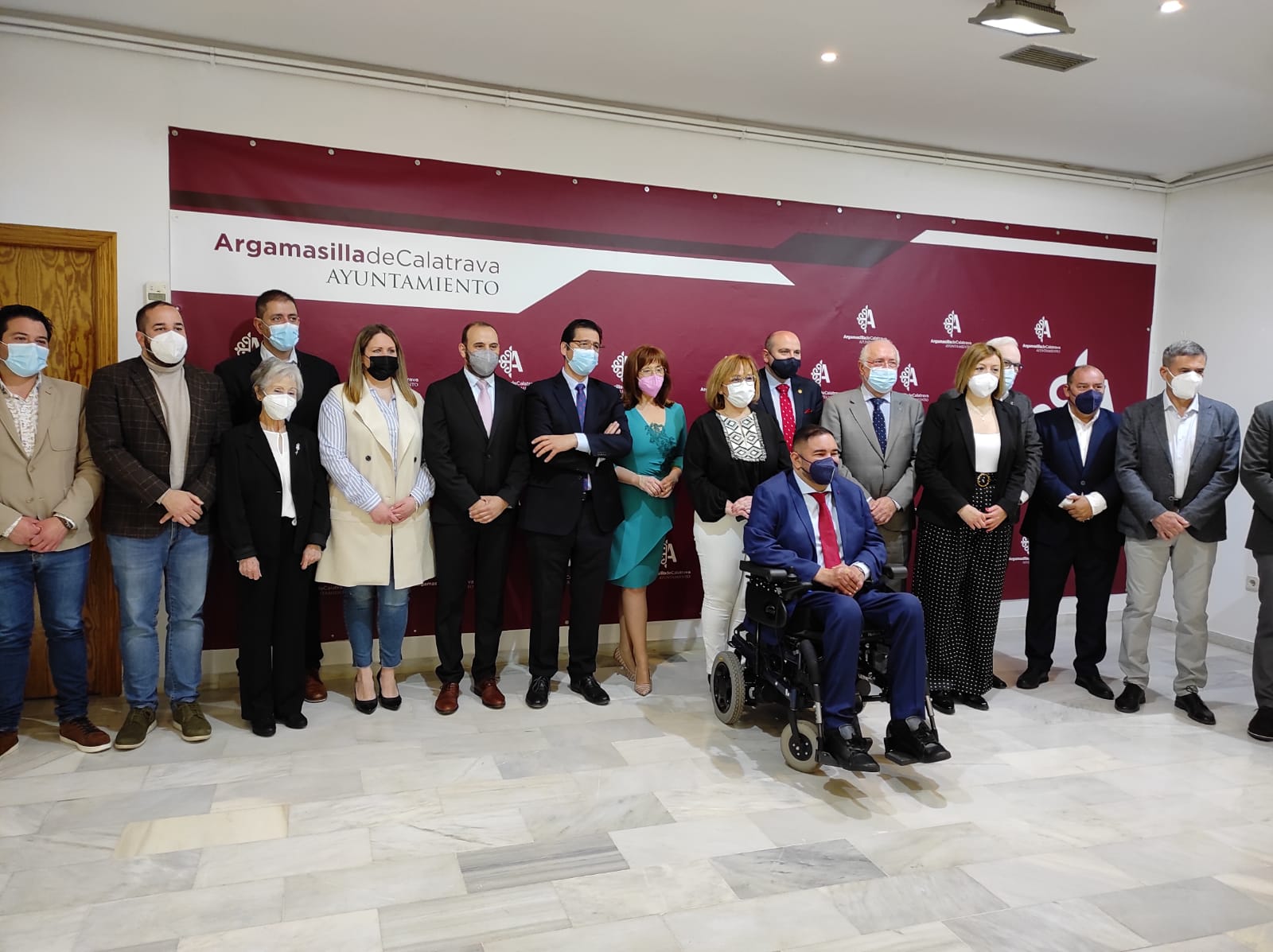 Juan Manuel Ruiz Valle y la alcaldesa saliente, Jacinta Monroy, junto a las principales autoridades de la provincia