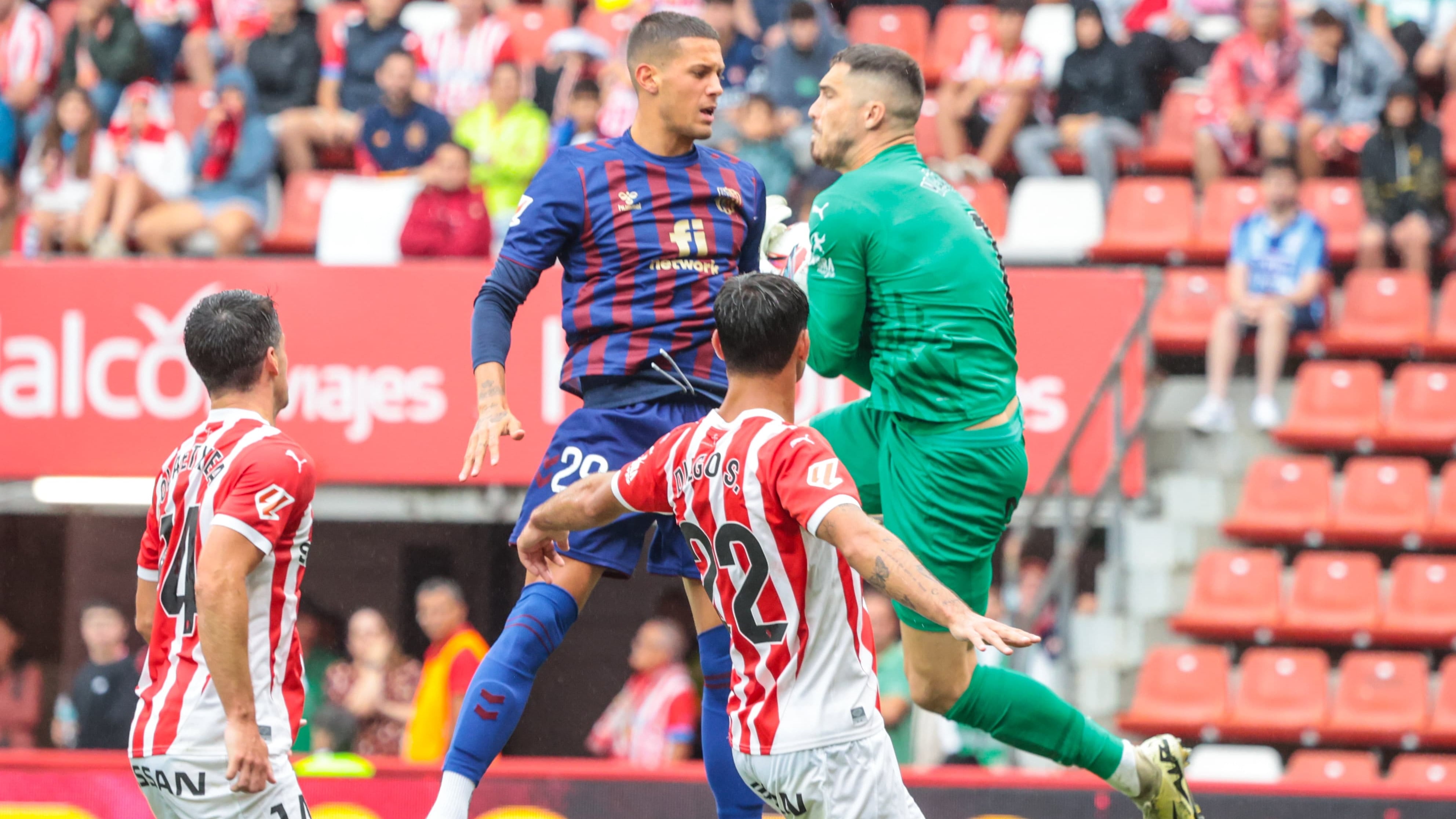 El Eldense acabó el partido asediando la portería asturiana