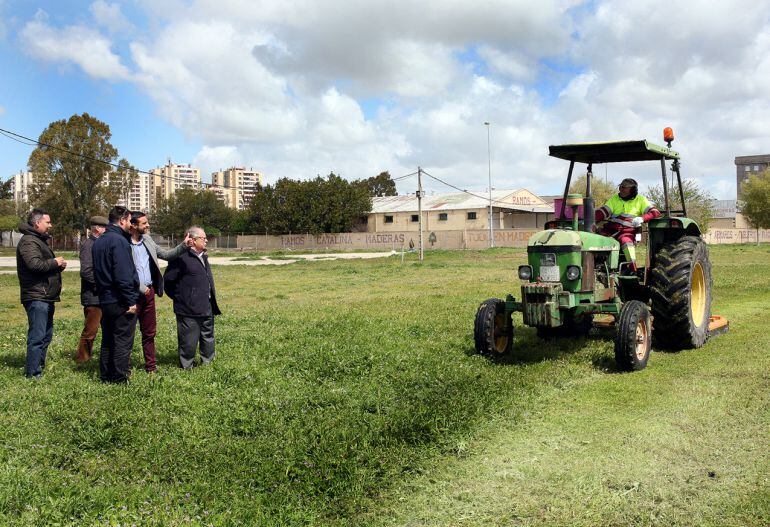 La campaña de desbroce de solares se mantendrá durante los próximos cuatro meses