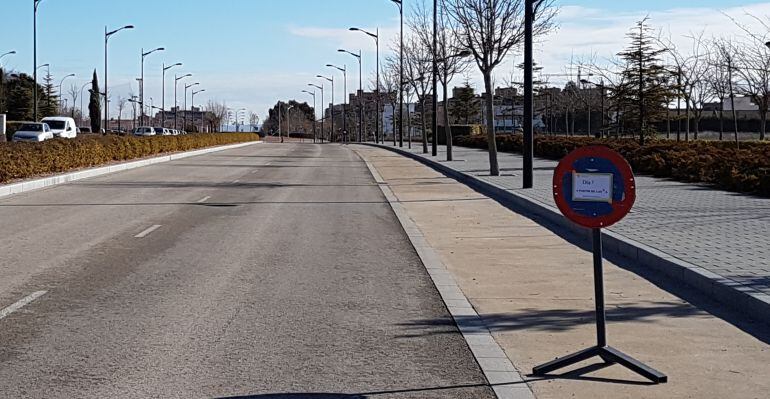 Hoy no se puede aparcar en la Avenida de la Mancha, en la zona del Campus, por el 'macrobotellón'