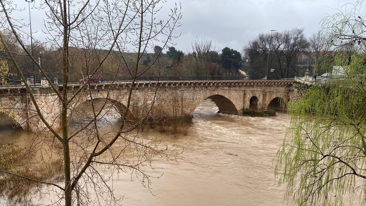 El río Henares ha alcanzado esta madrugada su máximo nivel en Guadalajara