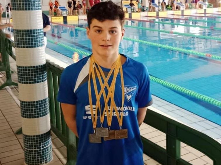 Lucas Lacasta con sus medallas