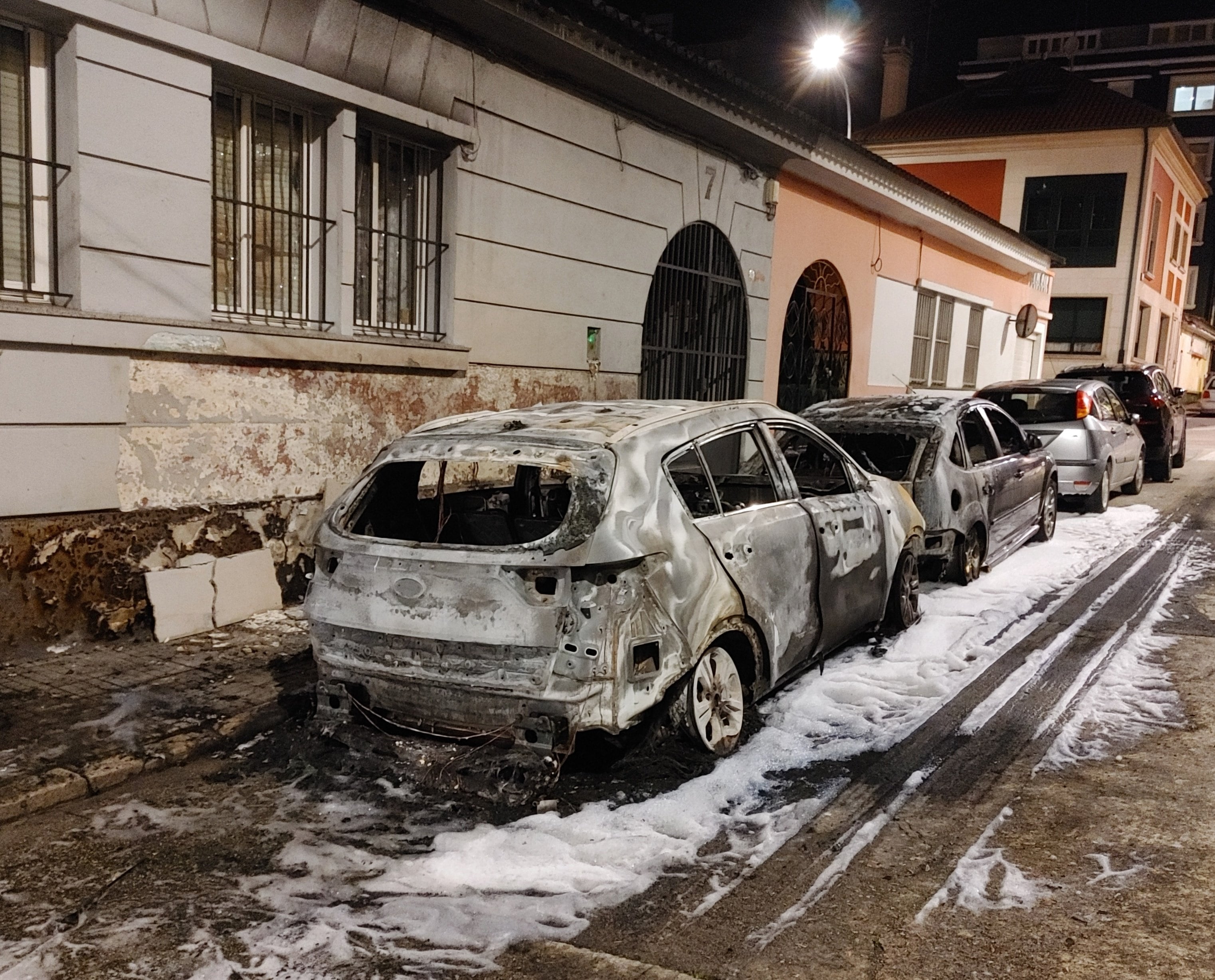 Coches incendiados en la calle Maravillas de A Coruña