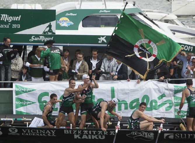 Los remeros de la bizkaitarra ondean la bandera del Corte Inglés