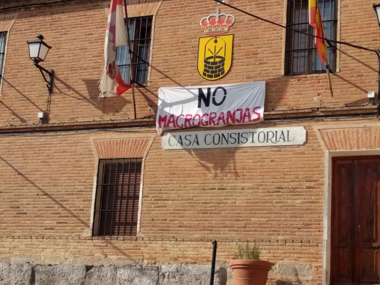 Pancarta situada en el Ayuntamiento de Pozoantiguo