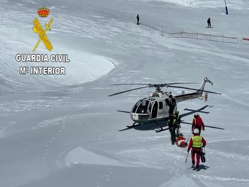 Fallece un esquiador joven y otro resulta herido tras chocar en la estación invernal de San Isidro (Puebla de Lillo, León)