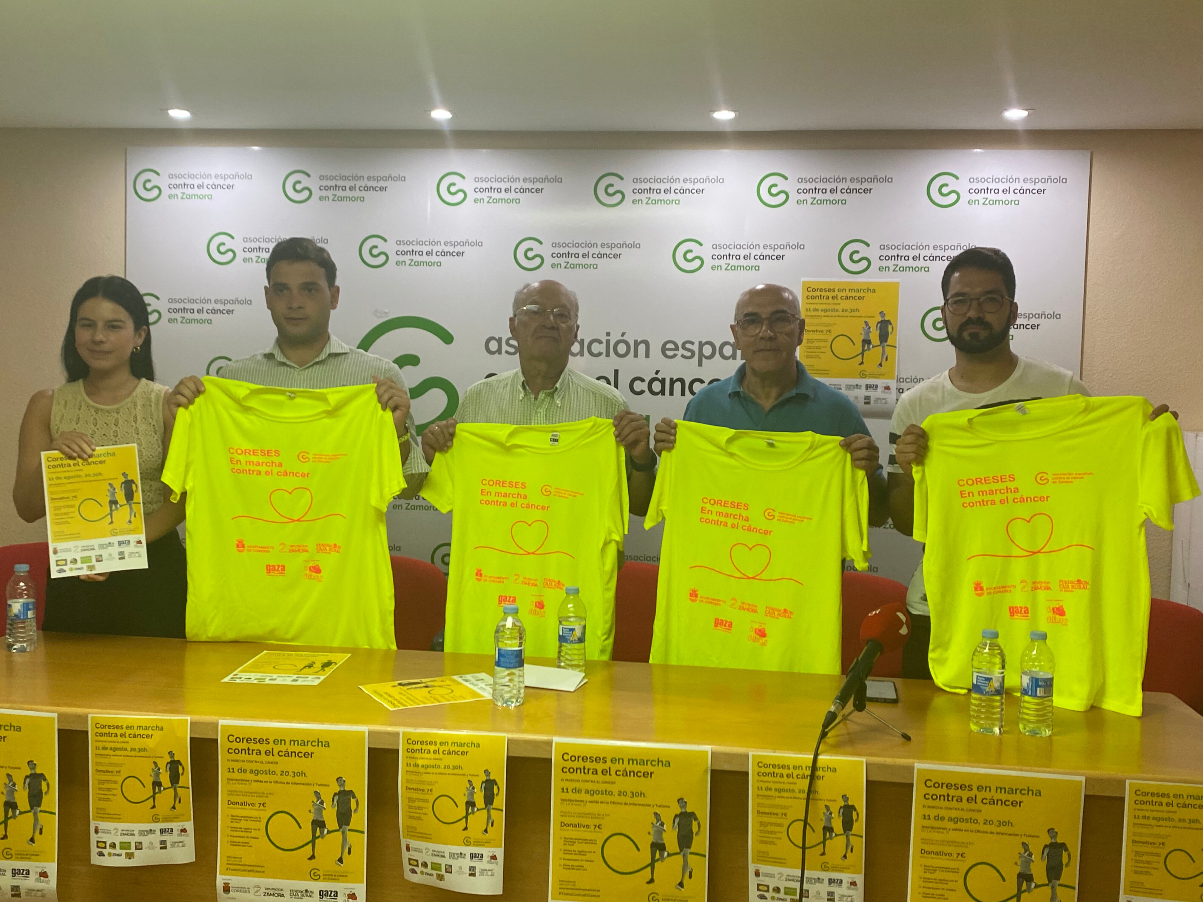 Los asistentes a la presentación de la IV Marcha contra el Cáncer en Coreses posando con las camisetas de la actual edición