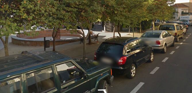 Un banco en la calle Gómez Campo, en El Escorial, donde ha tenido lugar el suceso