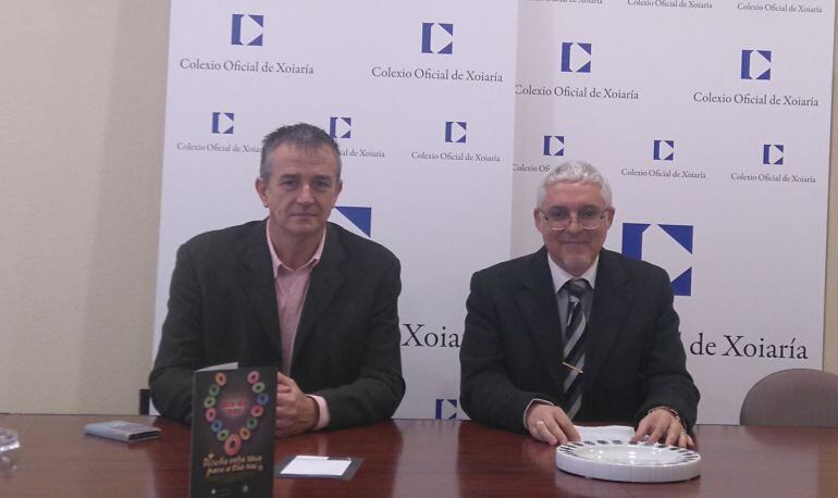 Presentación del concurso &quot;Deseña unha xoia para a túa nai&quot;. A la izquierda, Jose Antonio Álvarez, tesorero. A la derecha, Antonio Penín, Representante del Colegio de Joyeros de Galicia.