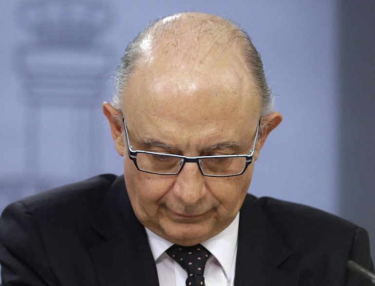 El ministro de Hacienda, Cristóbal Montoro, durante la rueda de prensa ofrecida tras la reunión del Consejo de Ministros, en el Palacio de la Moncloa, en Madrid