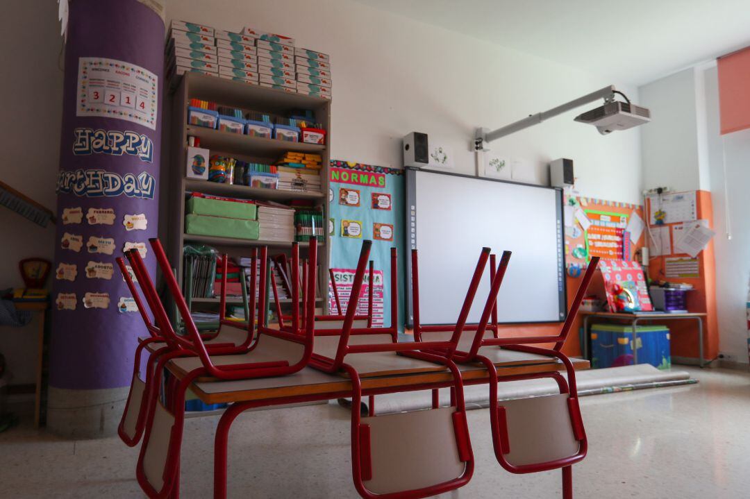 Mesas y sillas recogidas en un aula  de un centro de Educación Infantil