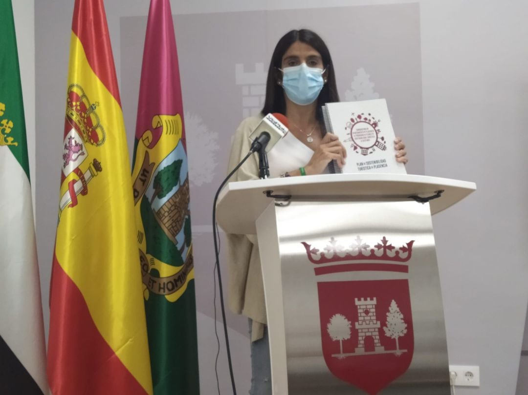 La concejal de turismo, Belinda Martín, con el proyecto candidato a los fondos de los planes de sostenibilida turística en destinos