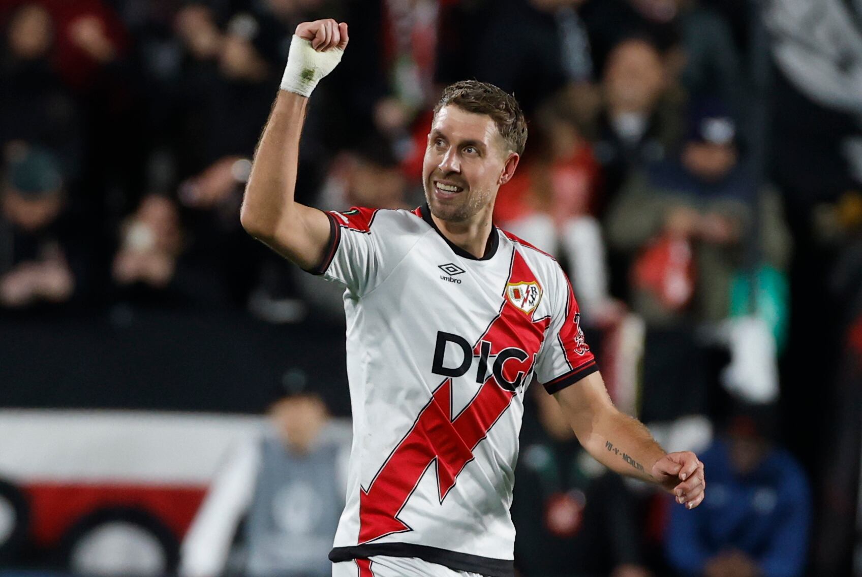 El defensa francés del Rayo Florian Lejeune celebra su gol durante el partido ante el Drita.