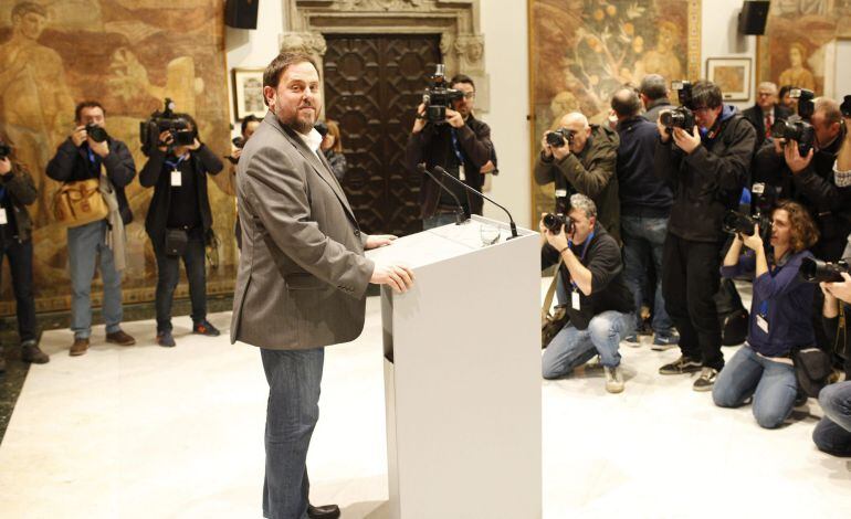 El presidente de ERC, Oriol Junqueras, durante la comparecencia que ha celebrado en el Palau de la Generalitat, después de la reunión que ha mantenido con el presidente catalán, Artur Mas