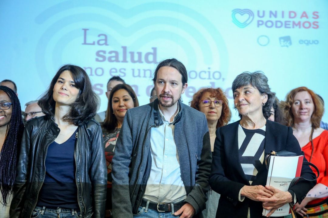 Isabel Serra junto a Pablo Iglesias participan en una asamblea con colectivos del ámbito sanitario